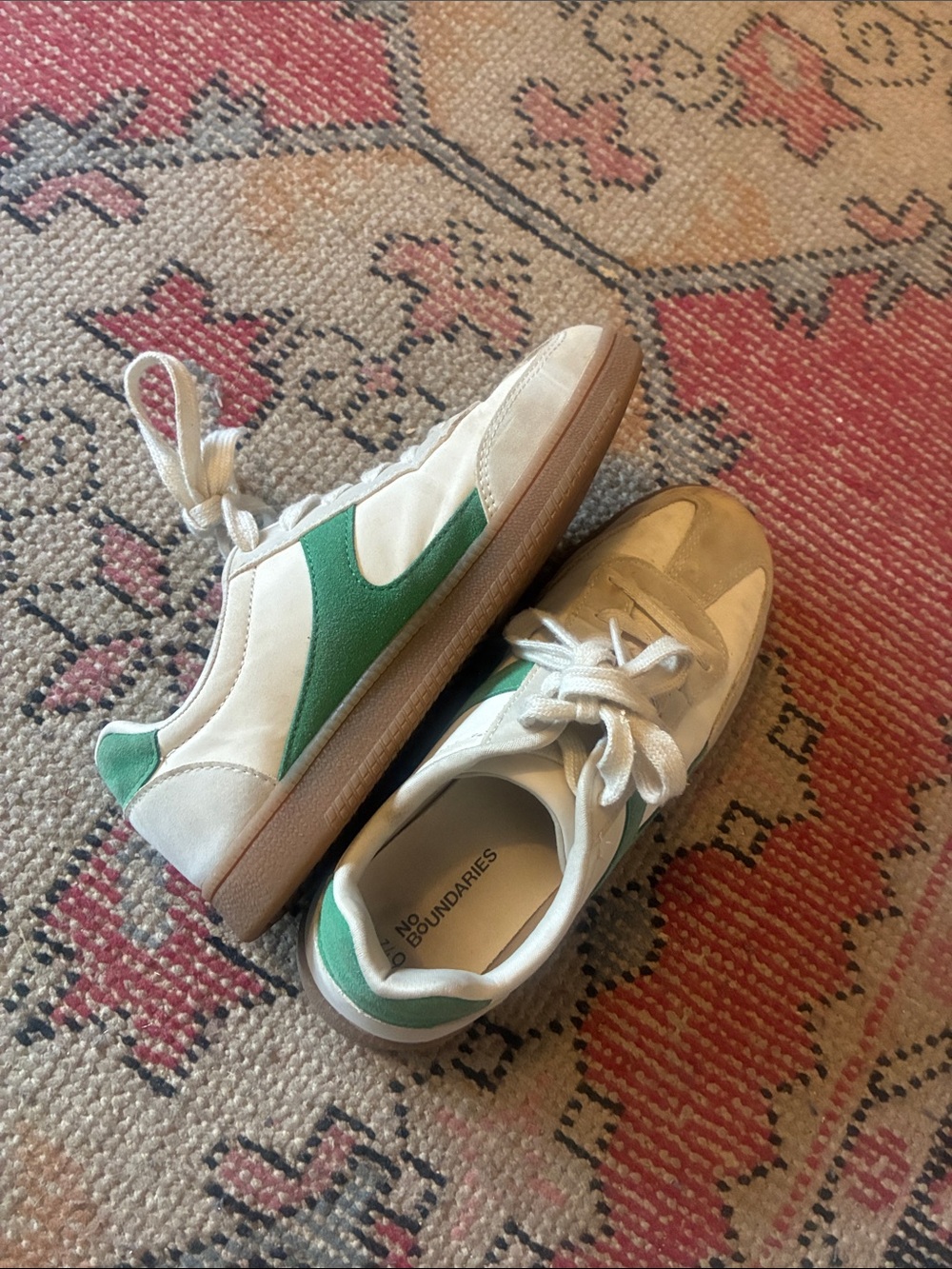No Boundaries White and Green Low-Top Sneakers with Gum Sole